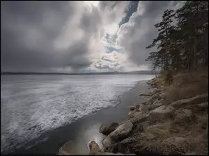 Jezioro Turgoyak z kamiennym leśnym wybrzeżem