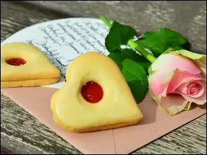 Ciasteczko róża i list miłosny na desce
