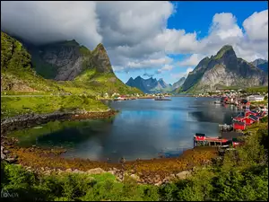 Morze Norweskie z górami i wioską