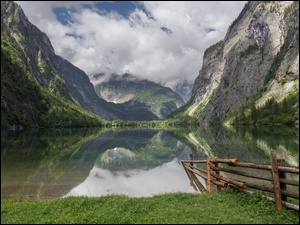 Jezioro Obersee w Parku Narodowym Berchtesgaden w niemieckiej Bawarii