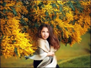 Dziewczynka z szalem pod drzewem akacjowym