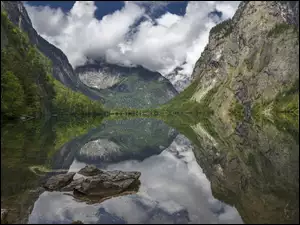 Kamienne górskie jezioro z lasami