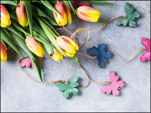 Kolorowe tulipany i motyle zawieszki