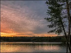 Jezioro z lasem o zachodzie słońca