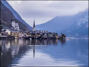 Hallstatt, Góry Alpy Salzburskie, Chmury, Austria, Kościół, Domy, Jezioro Hallstattersee