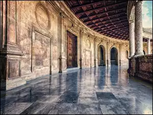 Korytarz w pałacu Alhambra