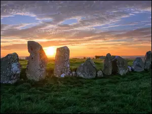 Kamienny krąg, Kamienie, Irlandia Północna, Beltany Stone Circle, Hrabstwo Donegal, Chmury, Wschód słońca