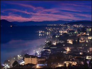 Oświetlone domy nad jeziorem Kastoria
