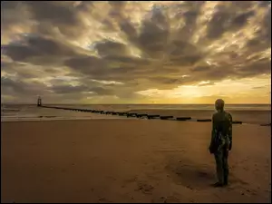 Posąg mężczyzny na plaży Crosby w Liverpoolu w Anglii