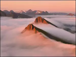 Wystające góry spod mgły