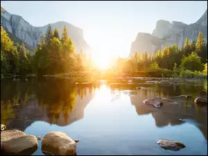 Drzewa, Park Narodowy Yosemite, Kamienie, Kalifornia, Góry, Wschód słońca, Stany Zjednoczone, Rzeka Merced