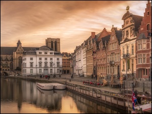 Domy wzdłuż kanału w belgijskim mieście Ghent