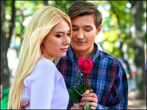 Zakochana para trzymająca różę