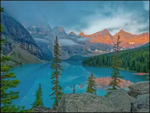 Skały, Park Narodowy Banff, Jezioro Moraine, Prowincja Alberta, Dolina Dziesięciu Szczytów, Świerki, Kanada, Góry