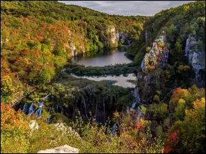 Jezioro i wodospad w Parku Narodowym Jezior Plitwickich w Chorwacji