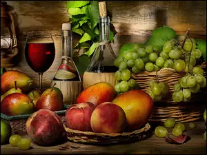 Butelki z winem obok owoców w koszyku