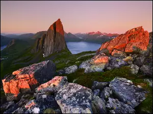Oświetlone skały na wyspie Senja w Norwegii