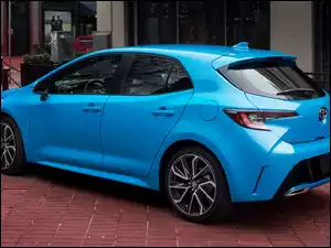 Niebieska Toyota Corolla XSE