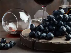 Kieliszkiobok winogron na desce