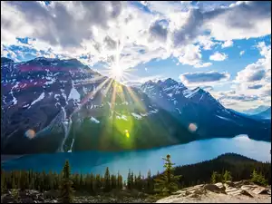 Kanada, Park Narodowy Banff, Prowincja Alberta, Promienie słońca, Góry, Las, Niebo, Jezioro Peyto, Chmury