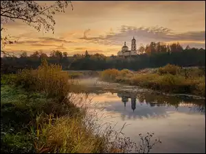 Wschód słońca nad rzeką w wsi Glukhovo w Rosji