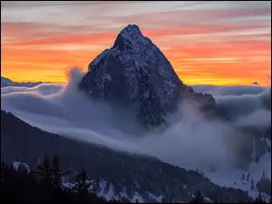Góra Grosser Mythen w Szwajcarii we mgle
