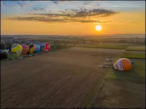 Balony na polu o wschodzie słońca