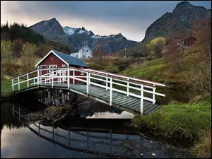 Domy, Skansen, Wyspa Flakstadoya, Wioska Nusfjord, Rzeka, Lofoty, Drzewa, Góry, Gmina Flakstad, Most, Norwegia