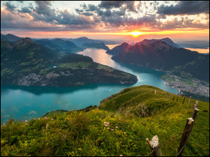 Chmury, Góry, Szwajcaria, Zachód słońca, Roślinność, Jezioro Czterech Kantonów, Alpy Szwajcarskie