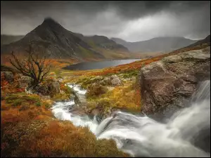 Skalna rzeka z wodospadem w Parku Narodowym Snowdonia w Walii