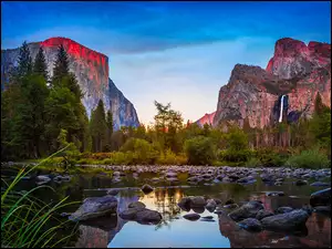 Stany Zjednoczone, Niebo, Kalifornia, Kamienie, Park Narodowy Yosemite, Drzewa, Trawa, Góry, Rzeka Merced