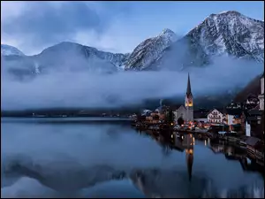 Hallstatt, Góry, Mgła, Austria, Domy, Jezioro Hallstattersee, Alpy Salzburskie