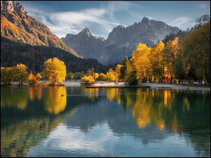 Jezioro Lake Jasna z widokiem na Alpy Julijskie w Słowenii