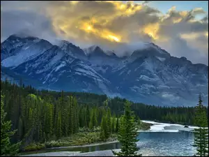 Park Narodowy Banff, Góry, Las, Prowincja Alberta, Chmury, Drzewa, Kanada, Rzeka Bow