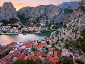 Miasto Omis, Chorwacja, Skały, Domy, Góry, Rzeka Cetina