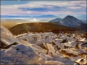 Ośnieżone skały i Góra Otkliknoi Greben w górach Taganaj w Rosji