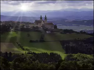 Domy i kościół w austriackiej gminie Maria Taferl