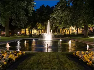 Oświetlona fontanna nocą