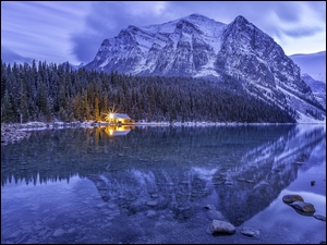 Zima, Dom, Kamienie, Las, Prowincja Alberta, Kanada, Jezioro Lake Louise, Park Narodowy Banff, Góry, Chmury