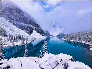 Jezioro Moraine w parku Narodowym Banff zimą