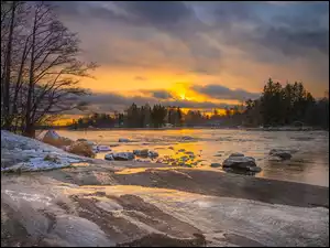 Drzewa, Rzeka Kymijoki, Zachód słońca, Finlandia, Śnieg, Lankila