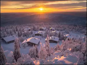 Domki, Zima, Ośnieżone, Zachód słońca, Góry, Drzewa, Finlandia, Lasy