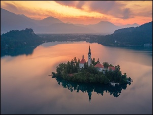 Jezioro Bled, Wyspa Blejski Otok, Odbicie, Słowenia, Zachód słońca, Góry Alpy Julijskie, Kościół Zwiastowania Marii Panny