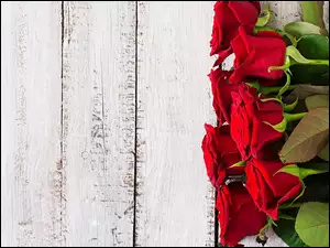 Bukiet czerwonych róż na białych deskach