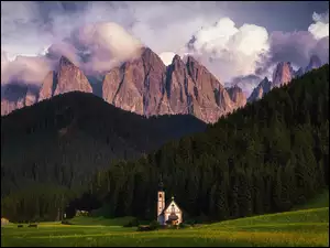 Dolomity, Kościół św. Jana, Masyw Odle, Chmury, Las, Góry, Włochy, Dolina Val di Funes