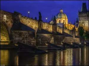 Oświetlony most Karola w czeskiej Pradze