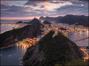 Chmury, Domy, Światła, Góry, Rio de Janeiro, Brazylia, Zatoka Guanabara, Morze, Statki, Zachód słońca
