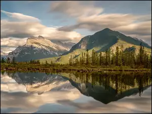 Kanada, Odbicie, Park Narodowy Banff, Chmury, Jezioro, Góry, Las, Vermilion Lakes, Drzewa, Alberta
