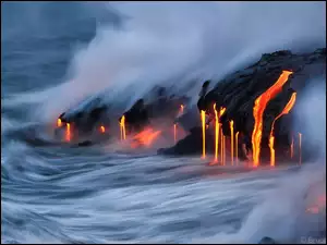 Lawa wulkaniczna spływająca do oceanu