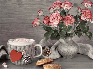 Walentynkowa kawa obok róż w wazonie